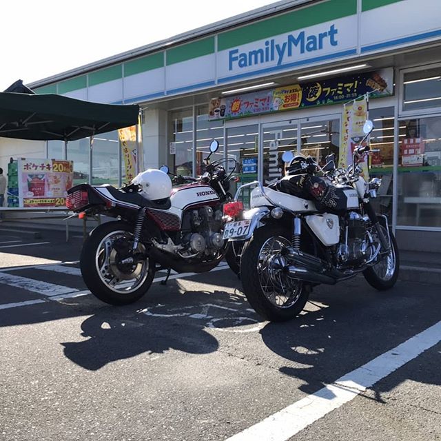 今日は(^^)恵那市に向かう途中20代のメンズ二人が懐かしいバイクで・・気さくに話してくれました(^^) (Instagram)