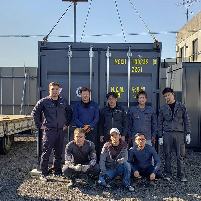 こんにちは(^^)本日は愛知県尾張旭市に20フィート新品グレーコンテナを2台設置させて頂きました。代表のN様社員の皆様お手伝い頂きありがとうございました (Instagram)